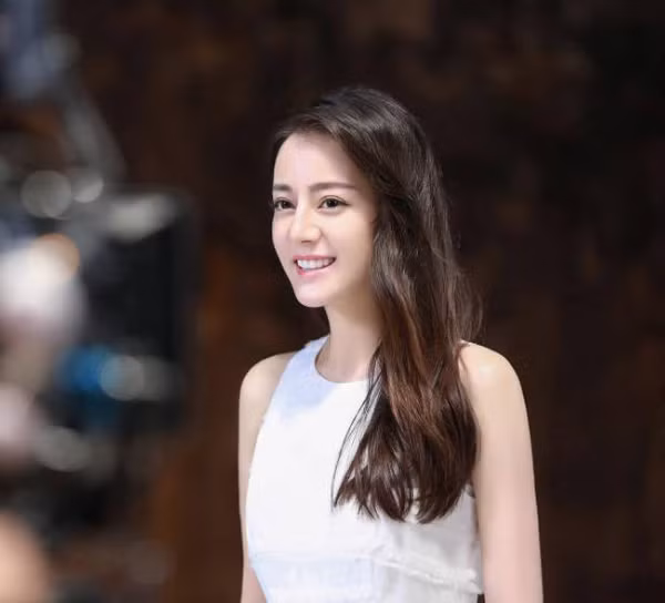 Xuất hiện hot girl sở hữu nhan sắc giống hệt Địch Lệ Nhiệt Ba, anh em ráo riết xin làm quen cấp tốc