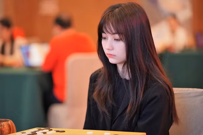 Dân mạng xuýt xoa không thể rời mắt trước vẻ đẹp như tranh vẽ của nữ kỳ thủ được ví là nàng tiên cờ vây, vừa xinh đẹp lại có trí tuệ hơn người - Ảnh 2. Dân mạng xuýt xoa không thể rời mắt trước vẻ đẹp như tranh vẽ của nữ kỳ thủ được ví là nàng tiên cờ vây, vừa xinh đẹp lại có trí tuệ hơn người - Ảnh 2.