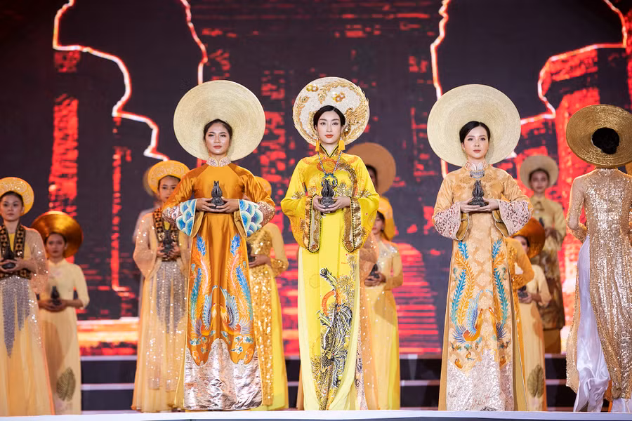 Hoa hậu Đỗ Mỹ Linh mê hoặc khán giả trong nghi thức dâng trầm