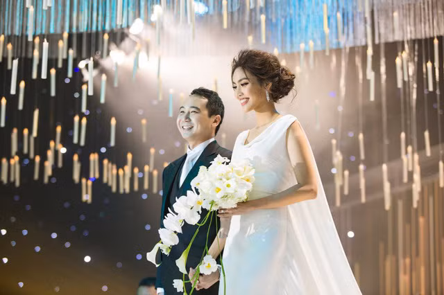 Đầu tháng 10/2018, Lan Khuê chính thức từ giã cuộc sống độc thân để về chung nhà với doanh nhân Tuấn John. Chồng của Hoa khôi là một doanh nhân trẻ tuổi nhưng khá nổi tiếng trong thương trường, đặc biệt là lĩnh vực kinh doanh du lịch, khách sạn. Gia thế cũng Tuấn John cũng rất nổi tiếng và có quyền lực với khối tài sản lên tới hàng trăm triệu USD. 