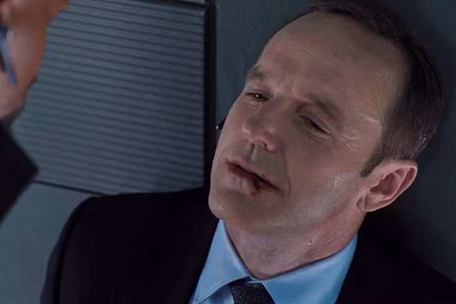 Phil Coulson –The Avengers: Đặc vụ Phil Coulson đã bị Loki giết chết trong bộ phim đầu tiên về biệt đội Avengers. Xuyên suốt hành trình của mình ở Giai đoạn 1, lòng trung thành và khiếu hài hước đã giúp anh chiếm được cảm tình của đông đảo người hâm mộ. Phil Coulson hi sinh khi chưa kịp xin chữ ký của Captain America – thần tượng của anh bấy lâu nay. Cái chết của anh là một phần động lực để Steve Rogers và biệt đội Avengers quyết tâm đánh bại Loki và binh đoàn Chitauri trong trận chiến nảy lửa tại New York. 7 khoanh khac hi sinh xuc dong nhat lich su vu tru Marvel hinh anh 1