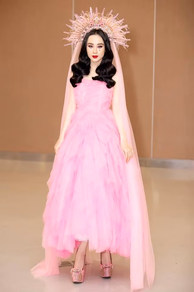 Angela Phương Trinh lộ ảnh gầy gò đến mức báo động sau thời gian dài tạm trốn showbiz