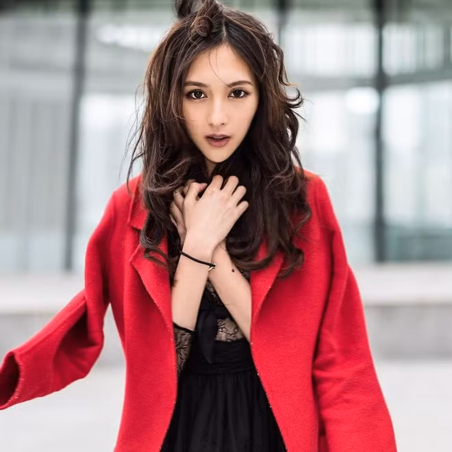 Ngỡ ngàng danh tính của cô gái xinh đẹp được chụp lén trên tàu ảnh 16