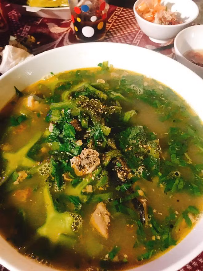 Lê Thúy khoe đặc sản quê nhà, Lan Khuê trố mắt vì “Canh lạ quá“ ảnh 4 le thuy ve que khoe dac san que nha, lan khue tro mat vi "canh la qua" - 4