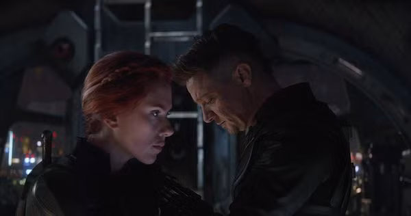 Black Widow và Hawkeye tranh nhau hi sinh mạng sống vì nghĩa lớn.