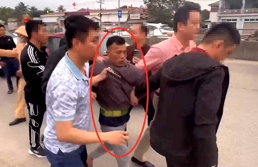 Cơ quan công an bắt giữ Đinh Khương Linh. (Ảnh: CANA)