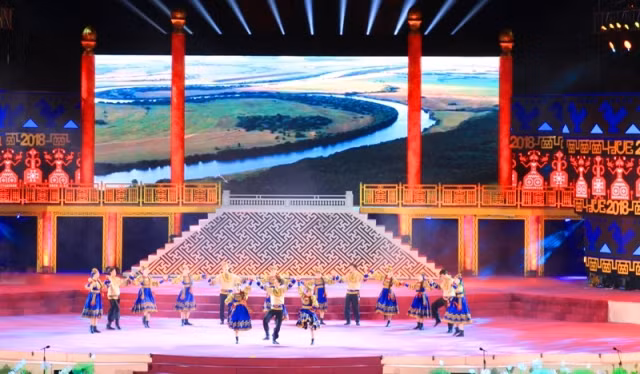 Màn biểu diễn các điệu múa dân gian truyền thống nước Nga