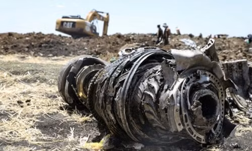 Hai tính năng an toàn bị phớt lờ trên máy bay Boeing 737 MAX gặp nạn ảnh 1 Mảnh vỡ máy bay Ethiopian Airlines tại hiện trường vụ tai nạn. Ảnh: Reuters.