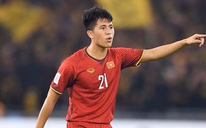 Đình Trọng bịt kín đường vào khung thành Bùi Tiến Dũng.