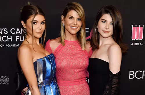 Ngôi sao Hollywodd Lori Loughlin (giữa) bị cáo buộc gian lận hồ sơ vào đại học cho con, chụp cùng hai con gái Olivia Jade (trái) vàIsabella Giannulli. Cả hai đều là sinh viên trường đại học Nam California. Ảnh: NYT.