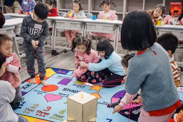 Các bạn nhỏ của CLB trường Sunshine Maple Bear bước đầu được làm quen với các hoạt động STEM tìm hiểu khoa học