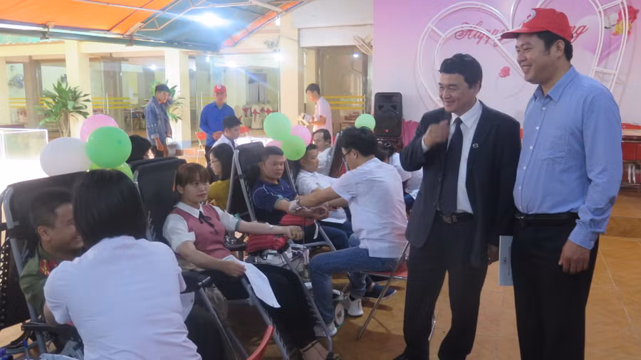 Ông Lê Văn Quý, PCT UBND tỉnh Điện Biên (Thứ hai bên phải): “Mỗi người chúng ta hãy thể hiện tình yêu thương, trách nhiệm với cộng đồng bằng cách tham gia hiến máu tình nguyện”