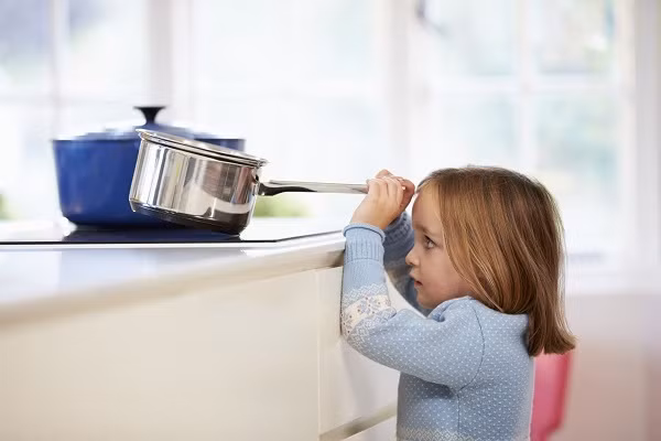  Trẻ thường hiếu động, tò mò nên khi để trẻ ở nhà một mình, bố mẹ cần chắc chắn trẻ được an toàn.&nbsp;Ảnh: Sahm. 
