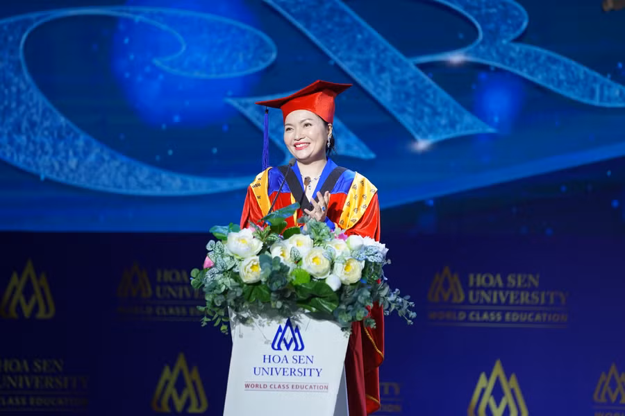 PGS.TS Võ Thị Ngọc Thúy, Hiệu trưởng Trường ĐH Hoa Sen phát biểu tại lễ tốt nghiệp.