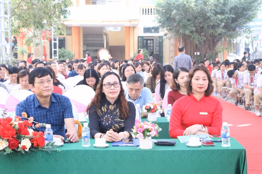 Đại diện Phòng GD&amp;ĐT, UBND xã Sơn Đồng và đông đảo khách mời cùng tham dự buổi lễ.