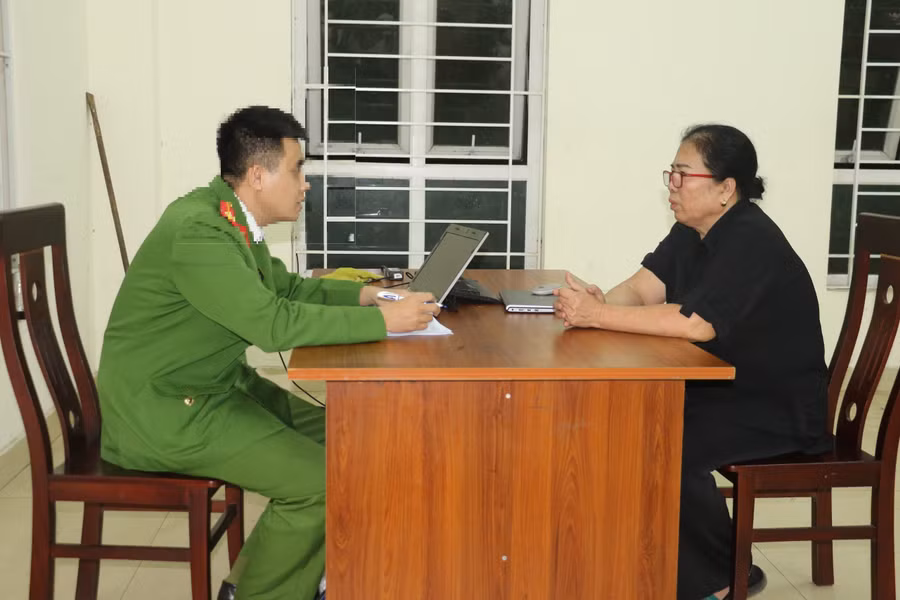 Công an lấy lời khai của Nguyễn Thị Thu. (Ảnh: CANA)