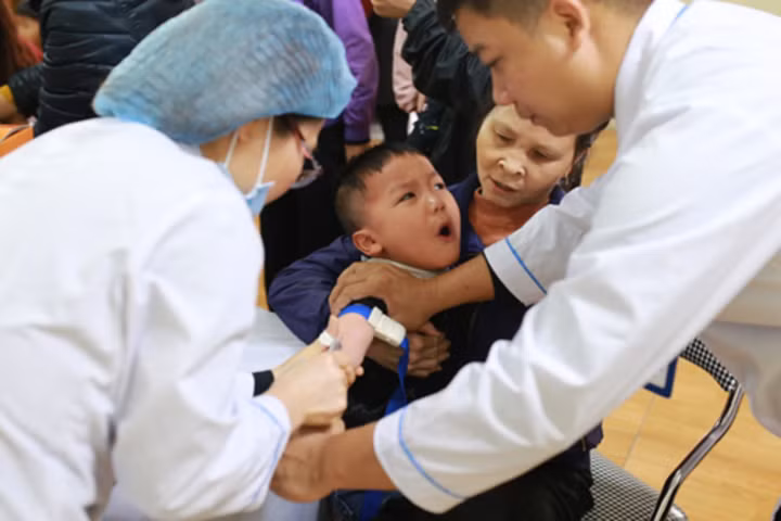 Nhân viên y tế tỉnh Bắc Ninh lấy mẫu máu xét nghiệm cho học sinh trường Thanh Khương ngày 18/3. Ảnh: Tất Định.