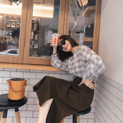 Gợi ý 10 set đồ tuyệt đẹp cho các nàng công sở ảnh 10 Chọn chân váy dài quá đầu gối một chút, mix&match cùng áo sơ mi/blouse chính là công thức diện đồ