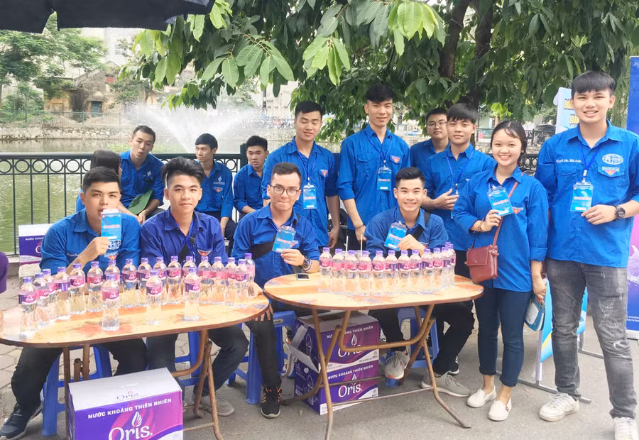 Các tình nguyện viên là sinh viên Trường ĐH Kinh doanh- Công nghệ