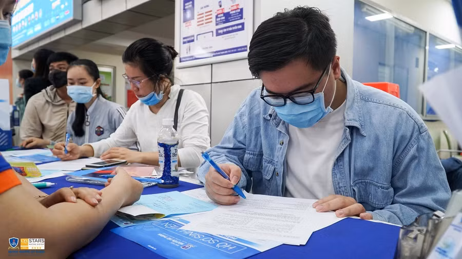 Thí sinh nộp hồ sơ xét tuyển vào Trường ĐH Nguyễn Tất Thành.