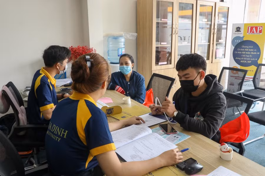 Thí sinh tìm hiểu thông tin và nộp hồ sơ vào Trường ĐH Gia Định.