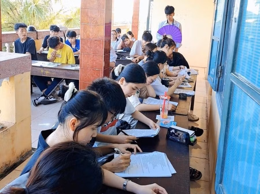 Dù mất điện nhưng nhịp độ ôn tập chuẩn bị thi vào lớp 10 của các sĩ tử vẫn rất cao. Dù mất điện nhưng nhịp độ ôn tập chuẩn bị thi vào lớp 10 của các sĩ tử vẫn rất cao.