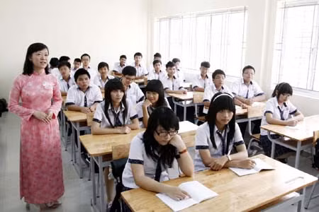 Buổi học đầu tiên trong trường mới của học sinh lớp 10 Trường Trung học phổ thông Trần Văn Giàu (TP Hồ Chí Minh). Ảnh: Hoàng Hải - TTXVN