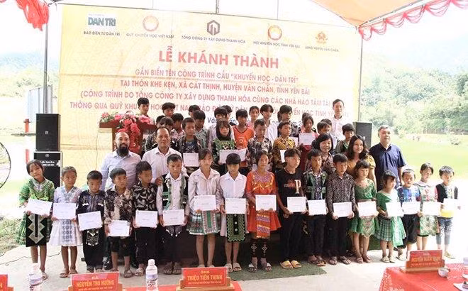 Trao học bổng cho học sinh vượt khó Trao học bổng cho học sinh vượt khó