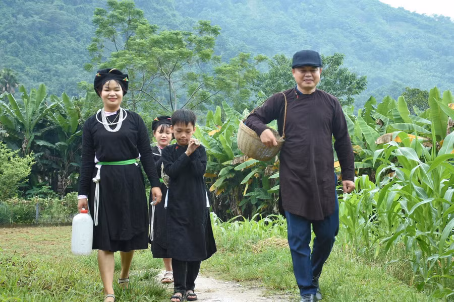 Vợ chồng và các con mang lễ vật đi Tết nhà ngoại