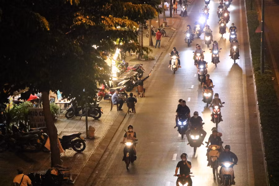Nhân viên bắt khách, gây cản trở giao thông.