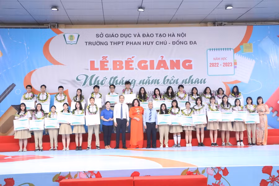 Các đại biểu cùng chụp hình lưu niệm với các em học sinh tiêu biểu của trường.