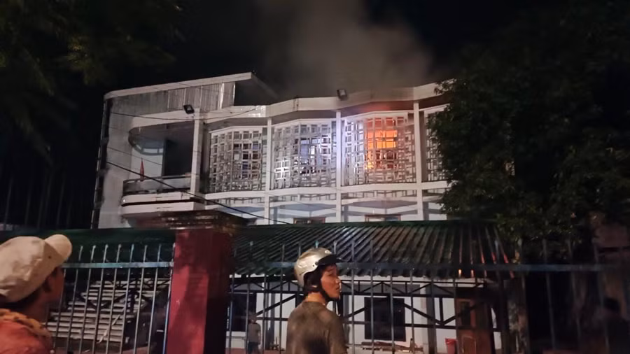 Trụ sở làm việc của Phòng GD&amp;ĐT huyện Trà Bồng khá cũ kỹ, một số hạng mục có dấu hiệu xuống cấp. Ảnh N.P.