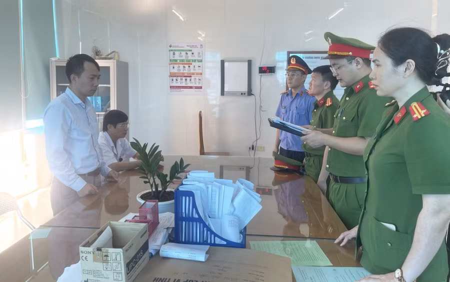 Cơ quan chức năng đọc lệnh khởi tố bị can đối với Trần Đức Lượng. (Ảnh: CANA)