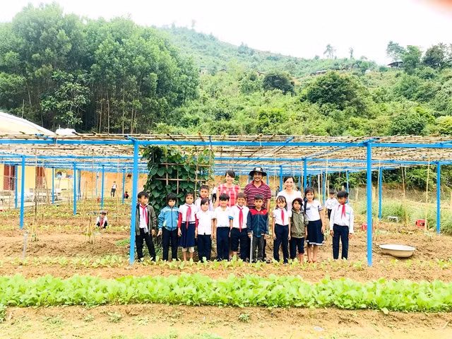 Thầy cô vùng cao Quảng Nam tăng gia cải thiện bữa ăn