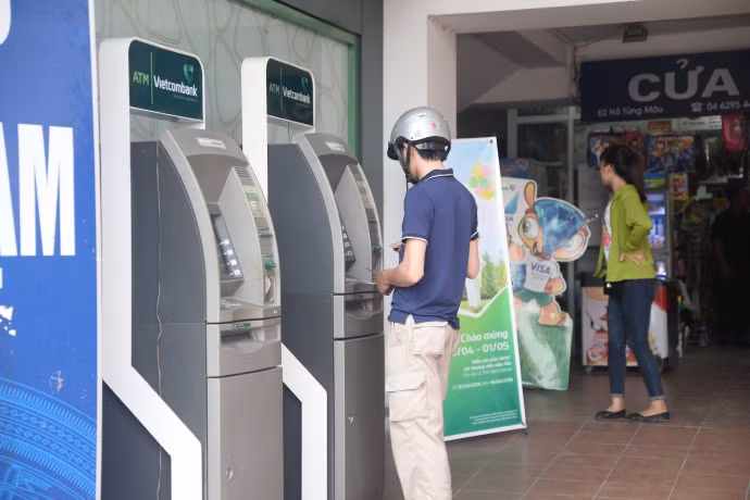 Trẻ dùng thẻ ATM: Nên hay không?