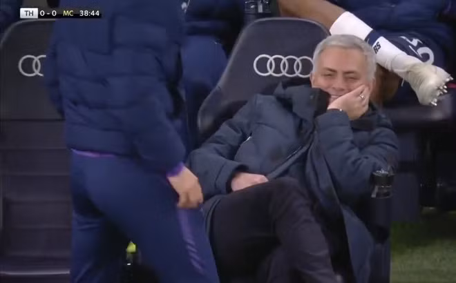 Ngạo nghễ cười trước quả 11m, Mourinho “nhấn chìm” Pep và Man City vào nỗi tuyệt vọng