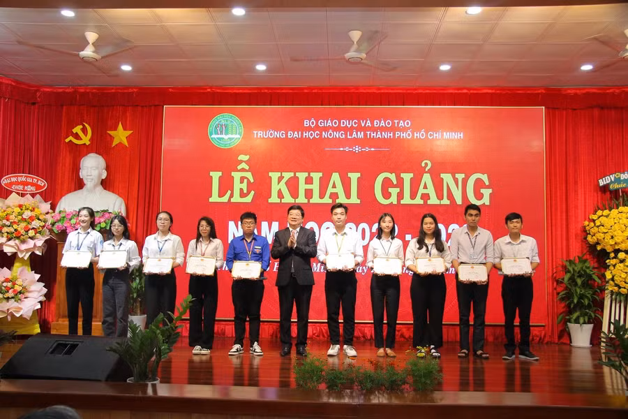 TS Trần Đình Lý- Phó hiệu trưởng Trường ĐH Nông Lâm TPHCM trao bằng khen cho các sinh viên tiêu biểu năm học 2021-2022.