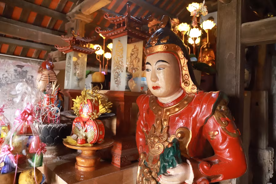 Do diện tích nhỏ nên Chùa chỉ gồm gian Tam bảo với các bức tượng Phật với hình dáng không quá lớn. Mái ngói cũng đã phủ bóng của thời gian. Do diện tích nhỏ nên Chùa chỉ gồm gian Tam bảo với các bức tượng Phật với hình dáng không quá lớn. Mái ngói cũng đã phủ bóng của thời gian.