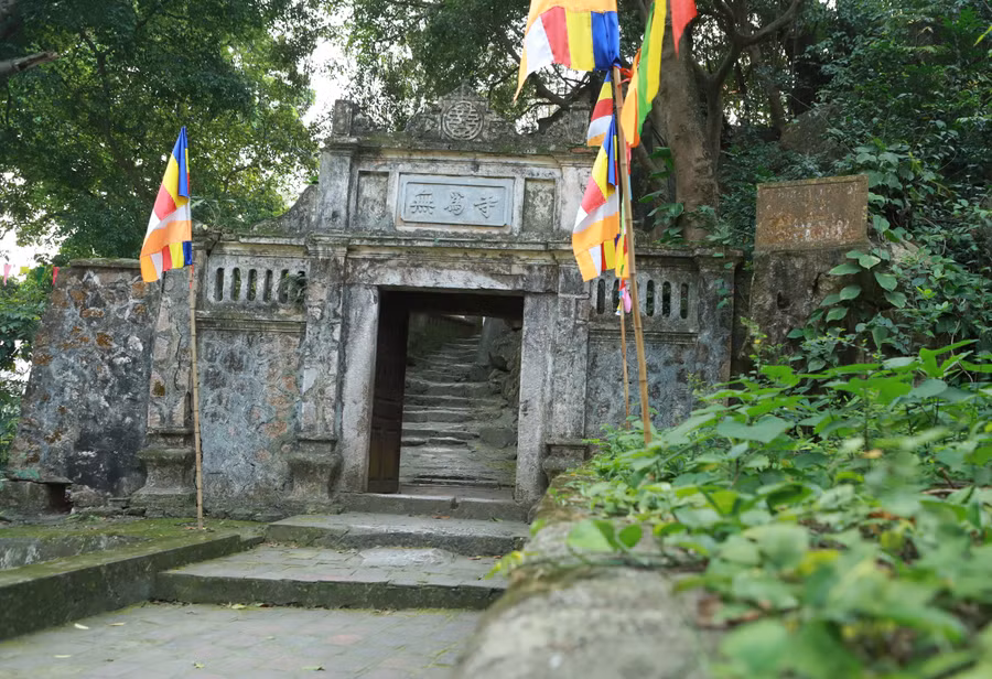 Cổng chính của chùa có ghi 3 chữ Hán là "Vô Vi Tự" cùng với hơn 100 bậc đá để lên Nhà thờ Tổ, Nhà thờ Mẫu, gian chùa chính cùng với vách đá treo chuông. Cổng chính của chùa có ghi 3 chữ Hán là "Vô Vi Tự" cùng với hơn 100 bậc đá để lên Nhà thờ Tổ, Nhà thờ Mẫu, gian chùa chính cùng với vách đá treo chuông.