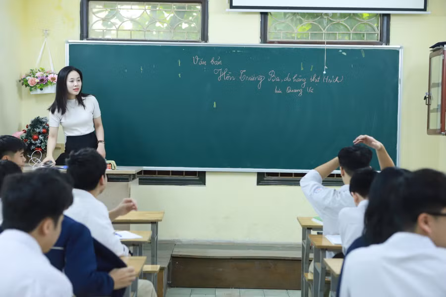 Một giờ học Ngữ văn của cô Thu Uyên và học trò. Một giờ học Ngữ văn của cô Thu Uyên và học trò.