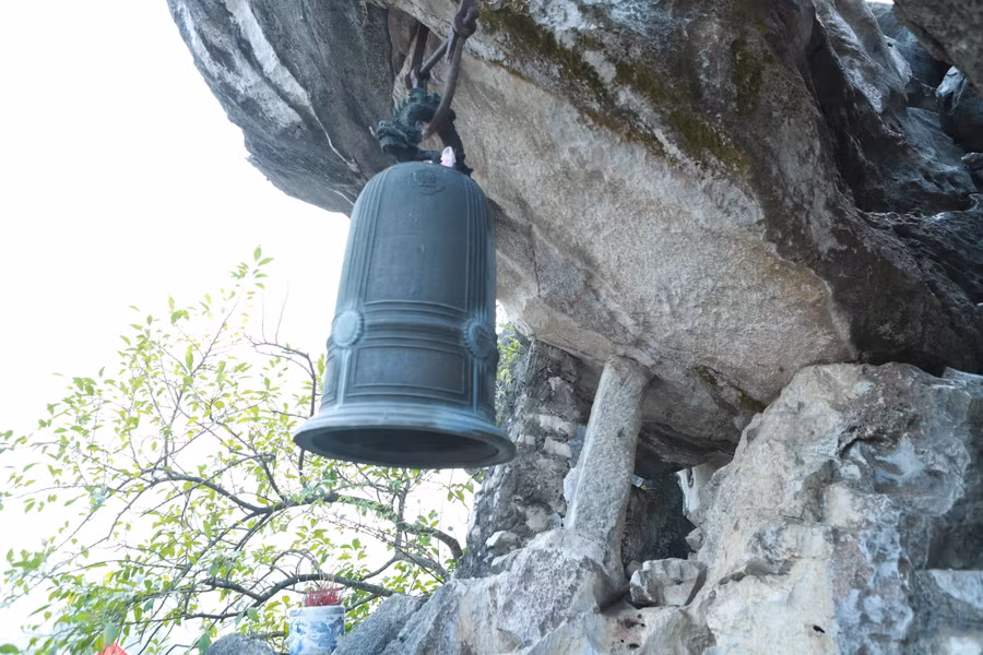 Men theo vách núi là vị trí treo quả chuông bằng đồng được đúc vào năm 1814. Men theo vách núi là vị trí treo quả chuông bằng đồng được đúc vào năm 1814.