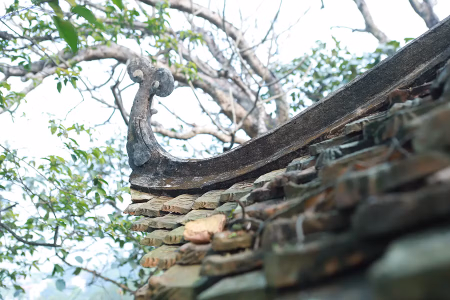 Màu rêu phong của thời gian đã nhuốm lên từng viên ngói lợp của chùa. Màu rêu phong của thời gian đã nhuốm lên từng viên ngói lợp của chùa.