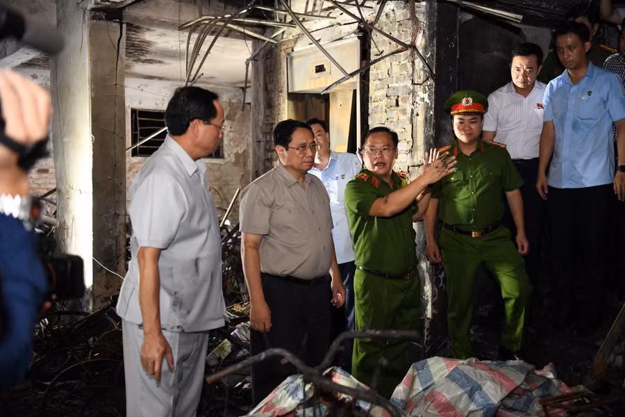 Thủ tướng Phạm Minh Chính thị sát hiện trường vụ cháy chung cư mini ở phường Khương Đình, quận Thanh Xuân, TP Hà Nội. (Ảnh: VGP)