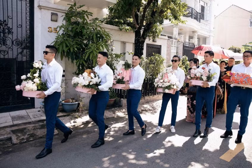 Dàn nam phù rể trông lịch lãm, duyên dáng và rất ăn ý với nhau (ảnh: baogiaothong).