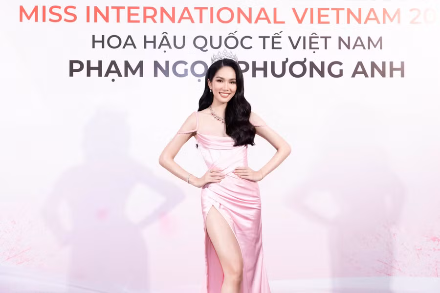 Xuất hiện tại thảm đỏ hôm nay, Phương Anh thu hút mọi ánh nhìn với sắc hồng ngọt ngào, nữ tính. Cùng thiết kế với đường xẻ sâu, nàng hậu khéo léo khoe trọn đôi chân thon dài.