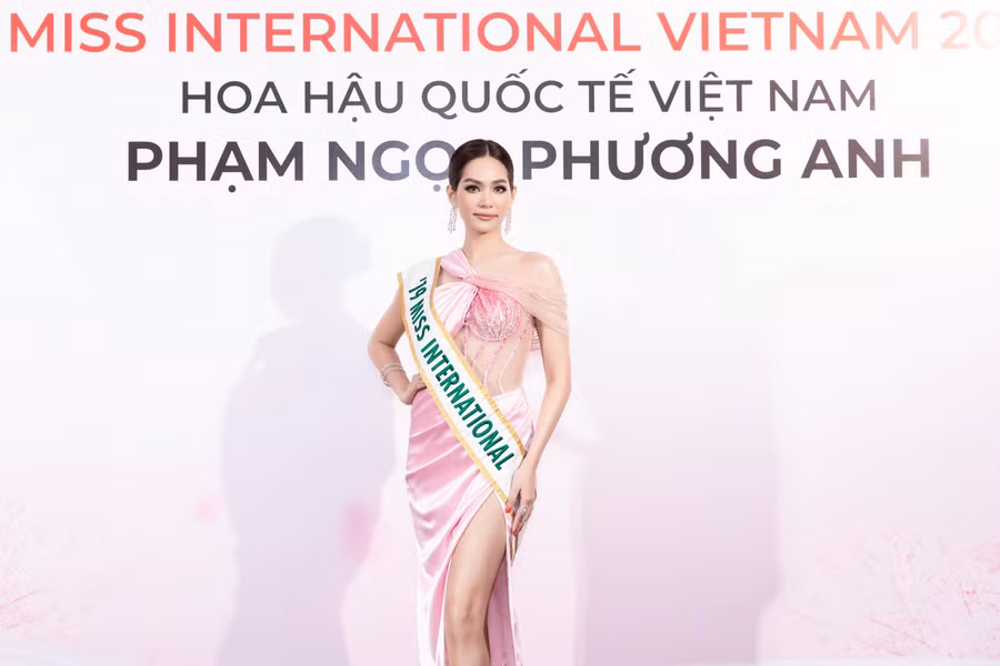 Bên cạnh đó, Hoa Hậu Quốc Tế Sireethorn Leearamwat cũng trở thành tâm điểm chú ý trong sắc hồng. “Người đẹp xứ chùa Vàng” diện cho mình bộ trang phục cắt xẻ phá cách, tôn lên những đường cong trên cơ thể. Giám đốc truyền thông của Miss International - ông Stephen Inventor-Diáz cũng xuất hiện cùng cô.