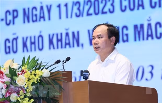 Thứ trưởng Bộ Xây dựng Nguyễn Văn Sinh báo cáo kết quả thực hiện Nghị quyết 33 của Chính phủ về thị trường bất động sản. (Ảnh: Dương Giang/TTXVN). Thứ trưởng Bộ Xây dựng Nguyễn Văn Sinh báo cáo kết quả thực hiện Nghị quyết 33 của Chính phủ về thị trường bất động sản. (Ảnh: Dương Giang/TTXVN).