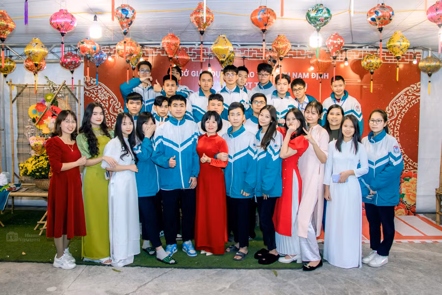 Cô trò Trường THPT Trần Văn Lan trong một hoạt động chào xuân được tổ chức trước Tết Nguyên đán 2023.
