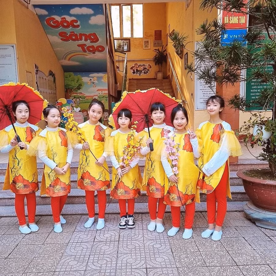 Các em học sinh Trường Tiểu học Trần Quốc Toản - TP Nam Định đến trường từ sớm để chuẩn bị tham gia các tiết mục văn nghệ mừng Đảng, mừng Xuân.