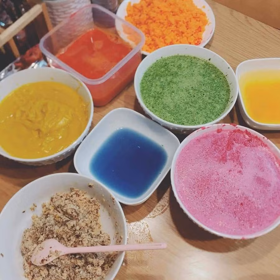 Rau củ được xay nhuyễn là nguyên liệu chính để làm mì và vỏ hoành thánh.